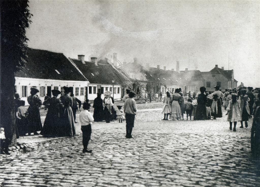 Huset fr Torvet 18 i brand, ca 1905.