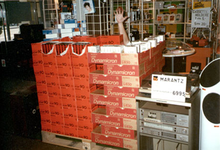 7a3_CC begravet bag Cassette og VHS-bnd i KASSER   1980.jpg